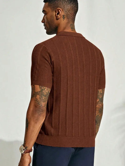 Herren-Strickhemd, kurzärmelig, gestreifter Druck, lässiger Kragen, Sommermode.