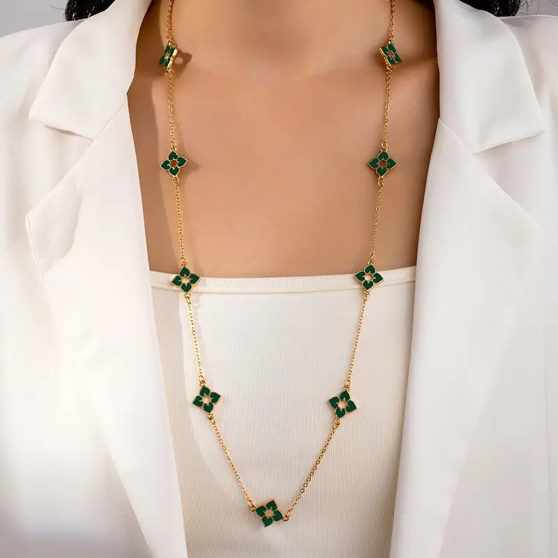 Elegant Halskette für Damen mit langem Emaille-Schmuck in Herzform.