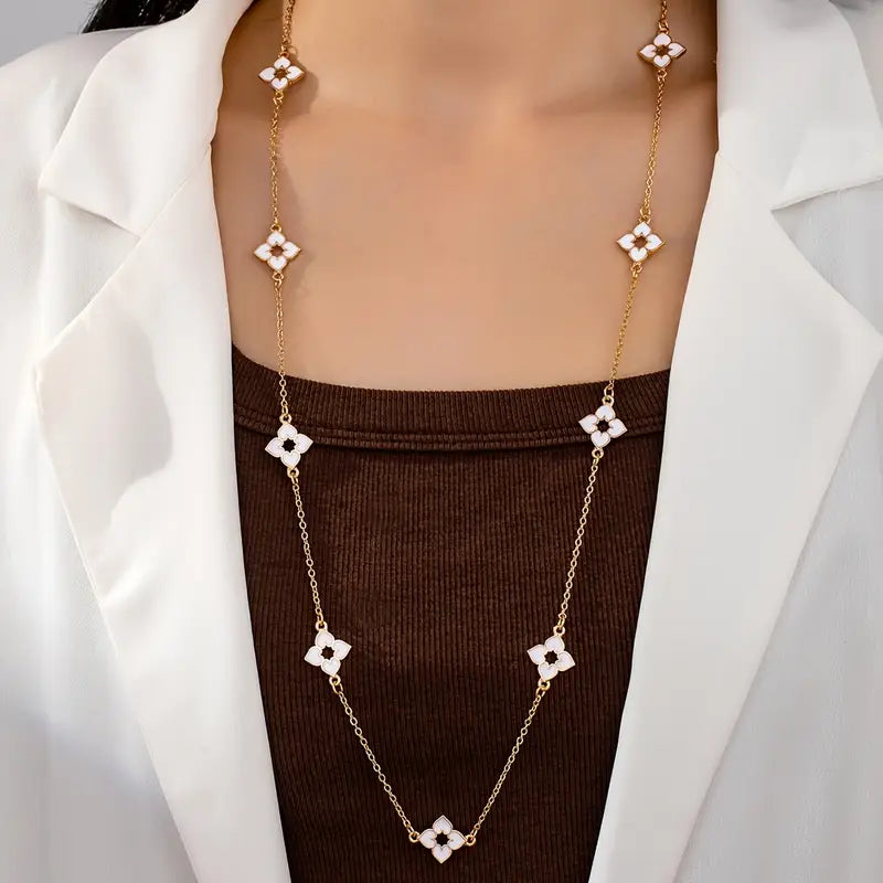 Elegant Halskette für Damen mit langem Emaille-Schmuck in Herzform.